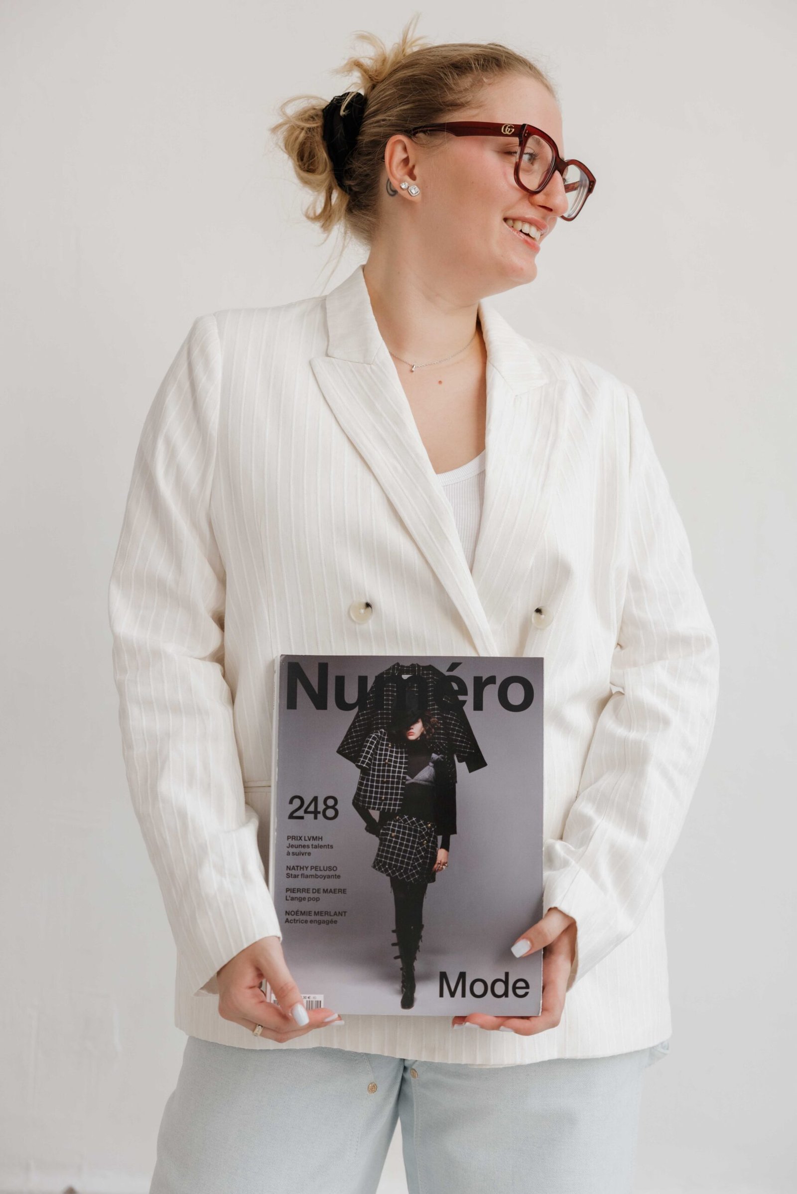 Wedding planner lyon tenant un magazine de mode, souriante